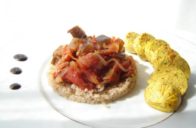 Aubergine à la tomate sur boulghour de sarrasin, tofinelle curry et sésame - Photo par patidou