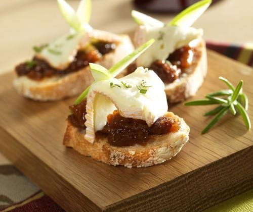 Tartine de Saint Albray, chutney pomme abricot et romarin - Quiveutdufromage.com
