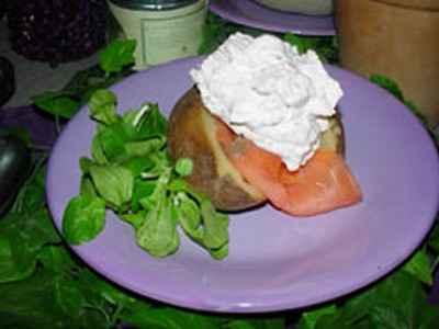 Pomme de terre farcie au saumon fumé & sa chantilly - Photo par ameliehp