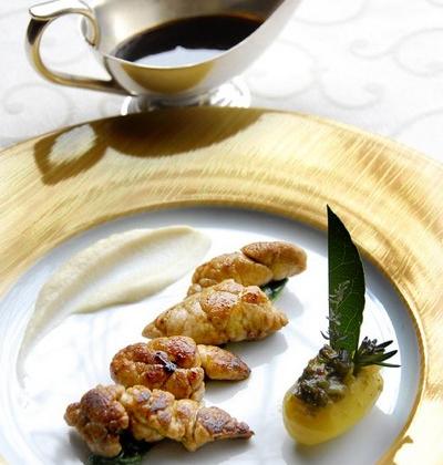 Ris d'agneau de lait du pays Basque rôti puis laqué, mousseline de céleri et pomme fondante farcie de cébettes étuvées - Photo par 750g