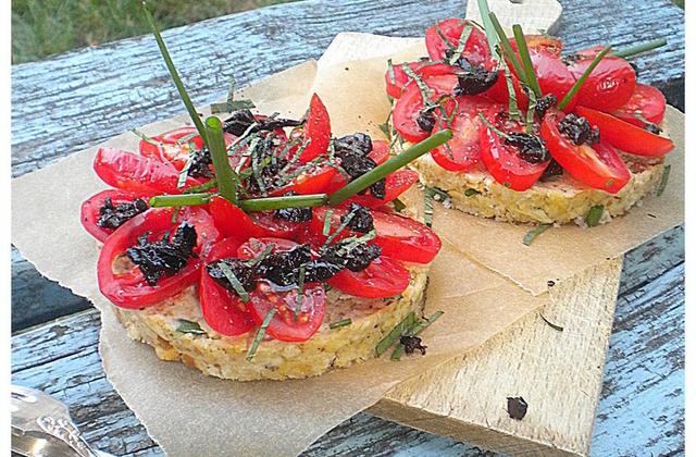 Tartines comme des tartelettes aux tomates - Photo par La petite cuisine de Sabine
