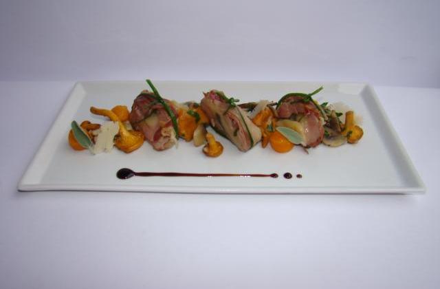 Mignon de porc farci à la tomme au foin et sauge, poêlée de champignons du moment aux éclats de noisettes torréfiées, billes de carottes glacées à l'orange - Sandrine Baumann