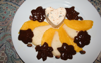 Nougat glacé, poire, mangue arrosés de chocolatet pistaches grillées - CARDAMOME
