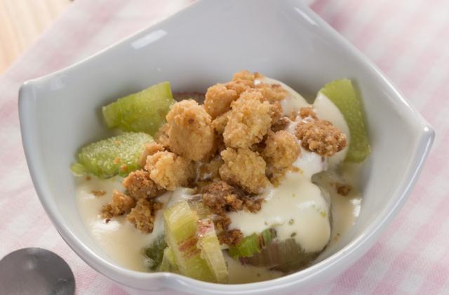 Crumble de rhubarbe et son sabayon au crémant - Photo par Chef Damien