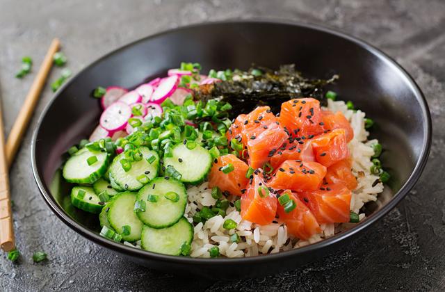 Poke bowl au saumon, radis, concombre et algues nori - Photo par 750g