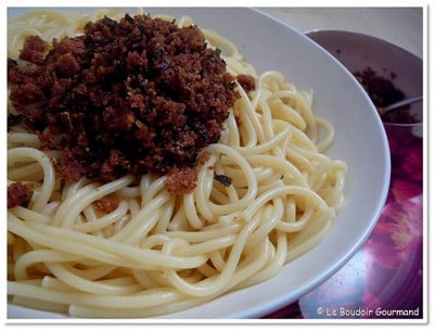 Spaghetti à la chapelure frite ou spaghetti con pan grattugiato - Photo par leboudoirgourmand