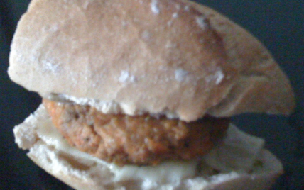Burger boeuf-carotte-emmental - Photo par coulhon