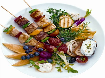 Les brochettes de poulet sur petite salade bio - Printemps Bio