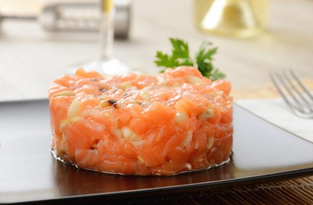 Tartare de saumon frais rehaussé de saumon fumé - Photo par marieberry