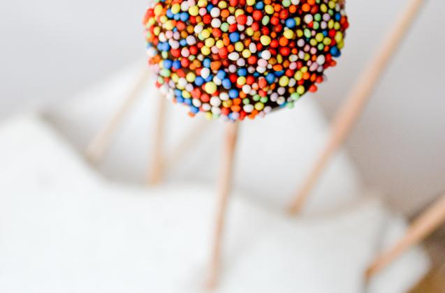 Cake pops chocolat noir multicolors - Photo par le blog jedism
