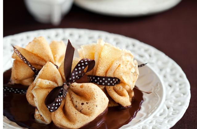 Petites aumônières de crêpes aux poires sauce chocolat - Photo par 750g