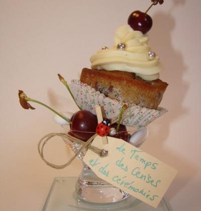 Cupcakes aux éclats de dragées et cerises, ganache ivoire - Sandrine Baumann