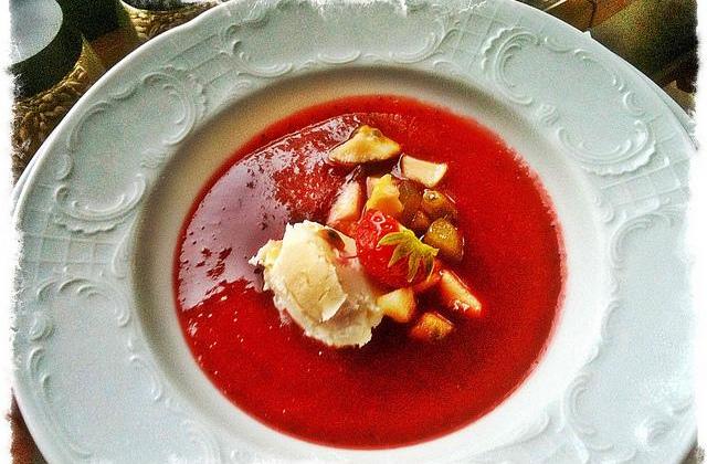 Soupe de fraises et son mascarpone à la rhubarbe - Photo par ptitelB