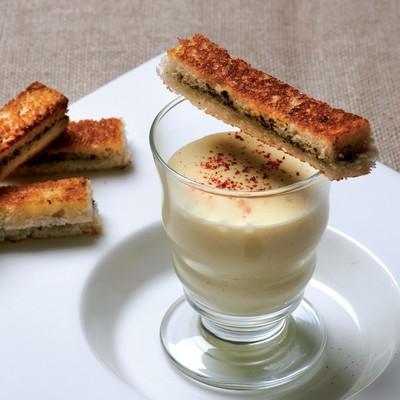 Crème de Dolwen au curry et mouillettes de tapenade et anchois - Photo par Confrérie des Toqués de la Pomme de Terre