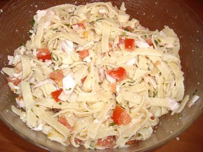 Salade de Fettucine à la tomate et au basilic - Photo par 750g