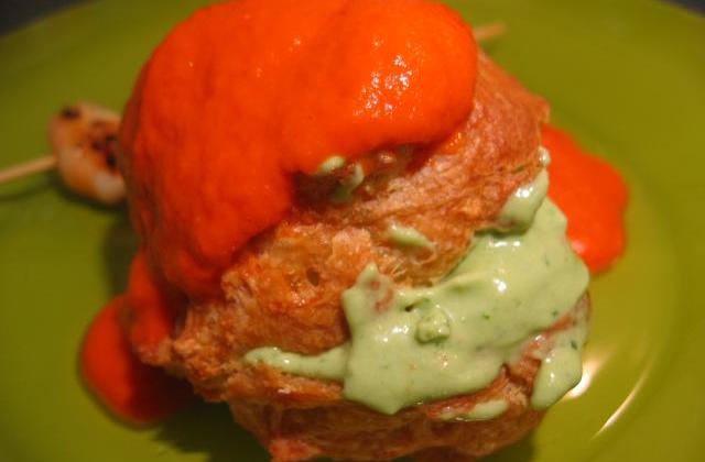 Profiteroles à l'avocat, coulis de poivrons - Photo par clarachris