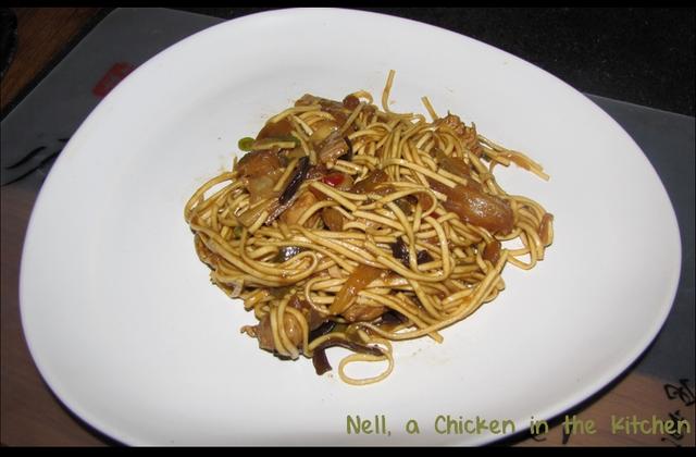 Nouilles asiatiques sautées au poulet caramélisé et légumes chinois - Photo par achickeninthekitchen