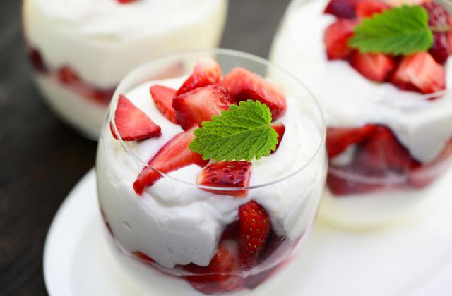 Dessert facile aux fraises et petits suisses - Photo par 750g