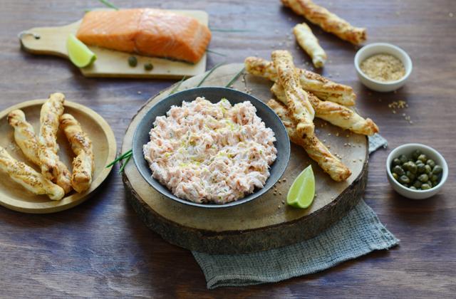 Rillettes de saumon MOWI Traiteur Fumé Nature au mascarpone, câpres et citron vert et feuilletés aux herbes - Photo par Nadia Paprikas
