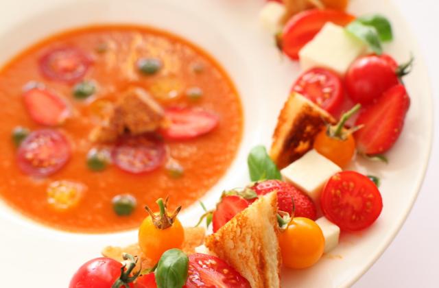 Gazpacho fraise tomate, huile de basilic, ribambelle de fraise tomates, mozzarella - Festival international de l’image culinaire (FIIC)