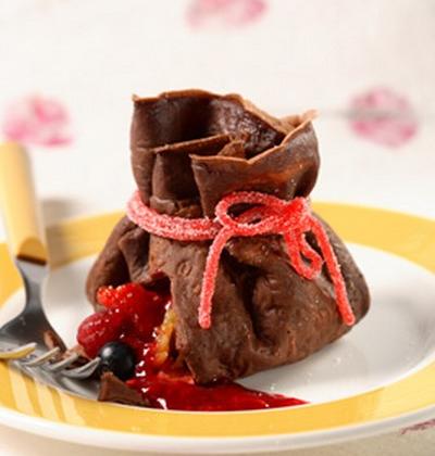 Aumônières de crêpes au chocolat, Trésor de fruits frais, Coulis de framboises au Yuzu - Photo par charliG