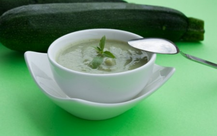 Velouté froid de courgettes au basilic - Photo par cuisine monochrome