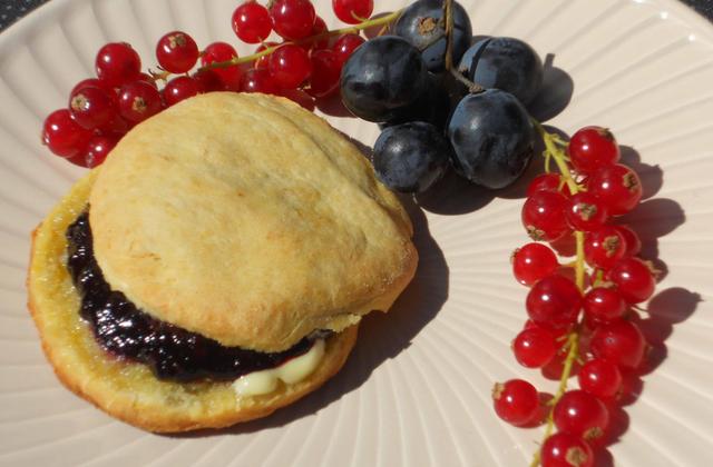Scones à la confiture de myrtilles - campas
