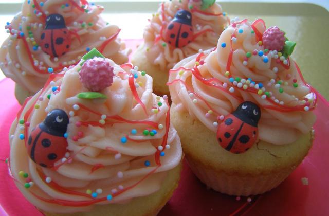 Cupcake vanille-fraise masquée - Photo par witchd