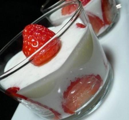 Mousse de yaourt aux fraises - Photo par Nadji.