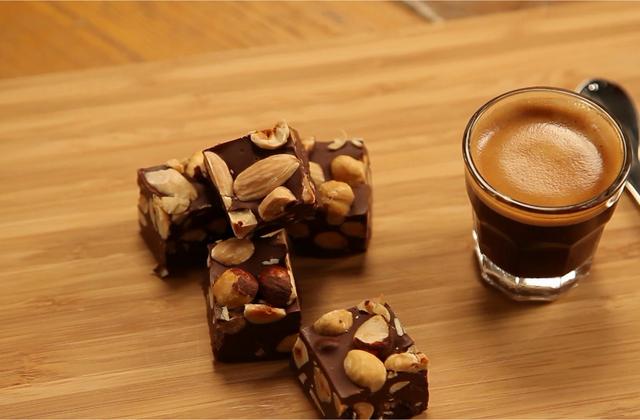 Carrés au chocolat noisettes-amandes - Photo par 750g
