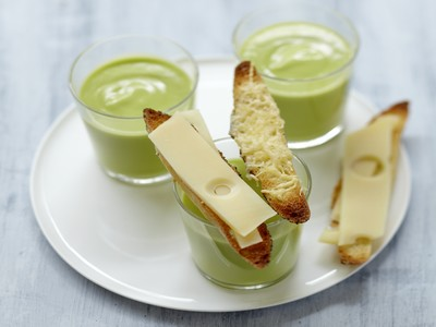 Soupe d"avocat glacée et crostinis d'emmental Grand Cru - Photo par AOC Emmental Grand Cru
