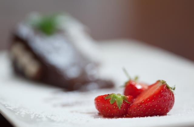 5 choses que l'on adore ajouter sur ses fraises - Photo par 750g