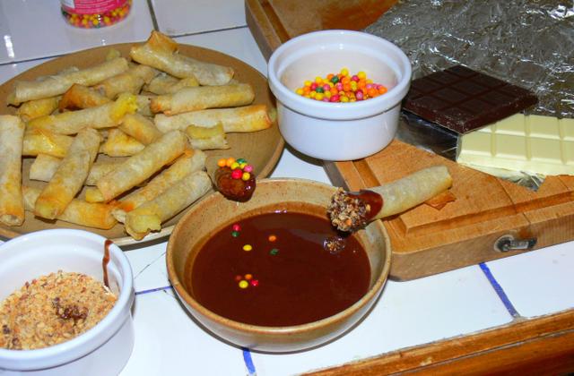Nems de bananes sauce au chocolat et éclats croustillants - Photo par binano