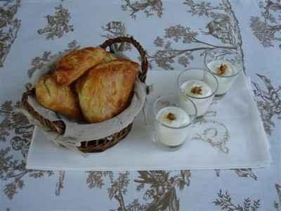 Petits chaussons aux pommes et confiture de lait, verrines de fromage blanc au miel et noix - Photo par Sandrine Baumann