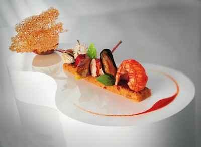 Compression d'une paella : lapin, volaille, chorizo, moule, coque, homard, calmar, langoustine - Photo par 750g