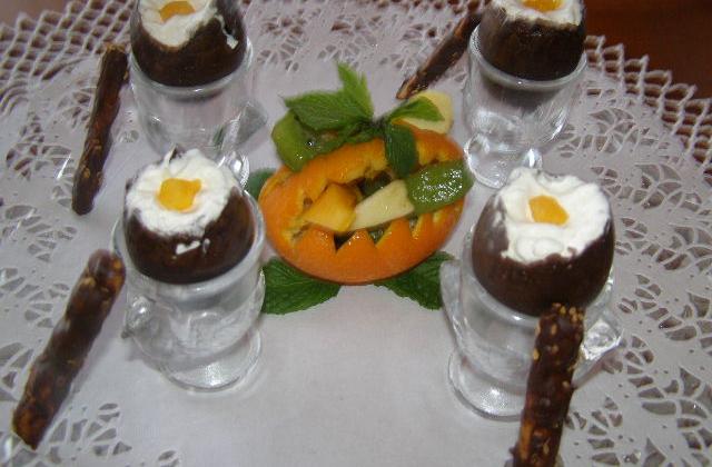 œufs à la coques au chocolat et panier de fruits - Photo par findv