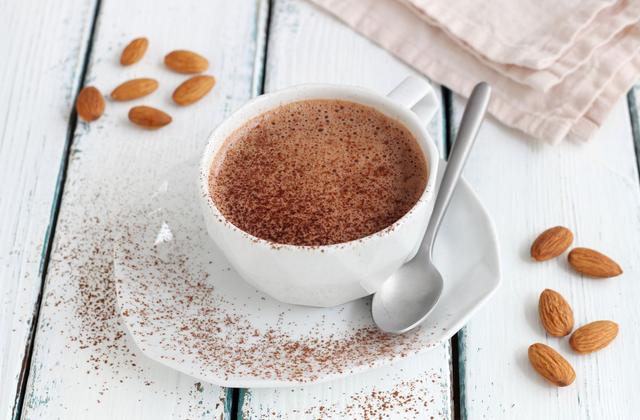 Chocolat chaud healthy au lait d'amande - Photo par Silvia Santucci