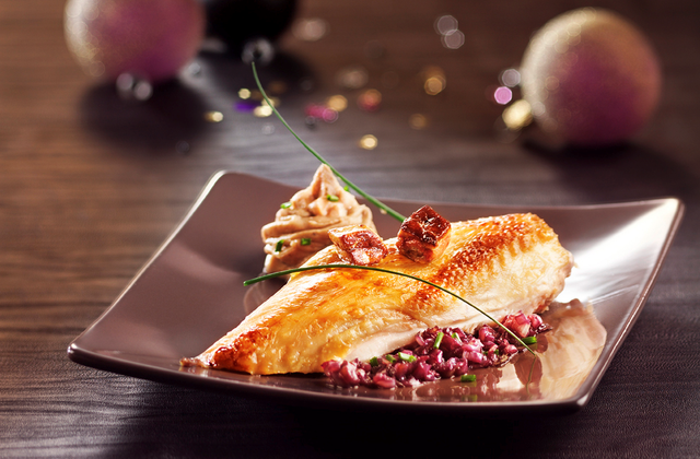 Suprêmes de Poulette cuits sur l'os façon bâteau, crème de châtaignes et sauce vinaigre-foie gras - Photo par Maître Coq