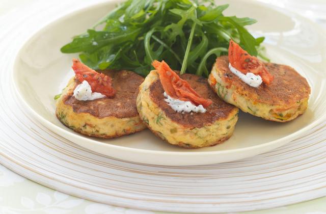 Crabe cake, salade de roquette Boursin cuisine échalotes & ciboulette - Photo par boursincuisine