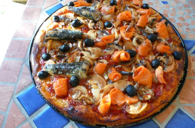 Pizza à la farine d'épeautre sardines et truite fumée - Photo par Lacuisinedeyolande
