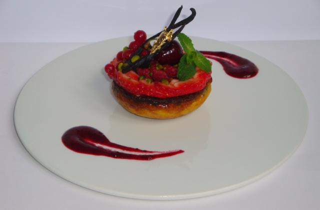 Clafoutis de framboise et pistaches vertes, carpaccio de fraises au sirop d'agave, et fruits rouges - Photo par Sandrine Baumann