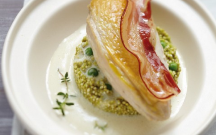 Suprême de pintade au Muscadet en carbonara, quinoa printanier - Photo par CIP
