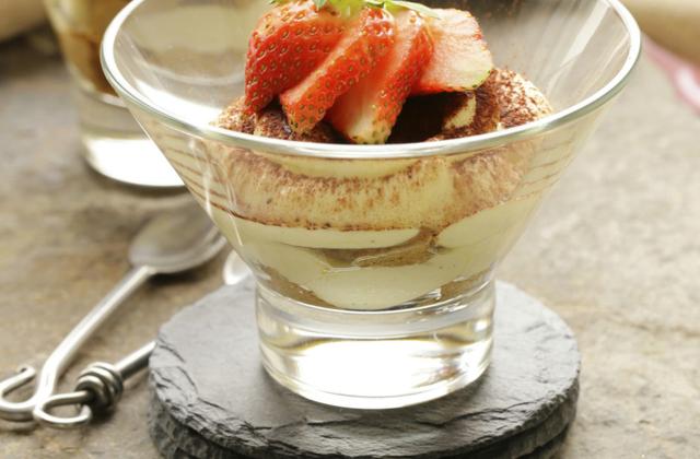 Tiramisu aux fraises et aux biscuits roses - Photo par clemenl