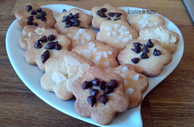Les petits sablés à l'amande avec des pépites de chocolat, des amandes effilées et du sucre perle - Photo par palles