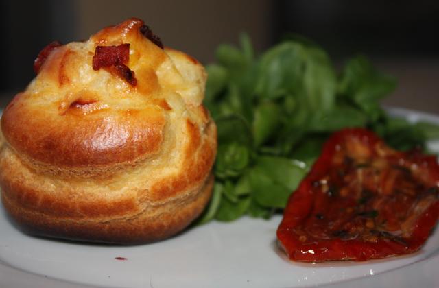 Petits choux crème de chèvre tomates marinées et basilic, pépites de lardons - Photo par annfleur