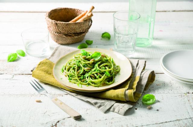 Spaghetti a pesto genovese, pignons de pin et basilic frais - Photo par Barilla