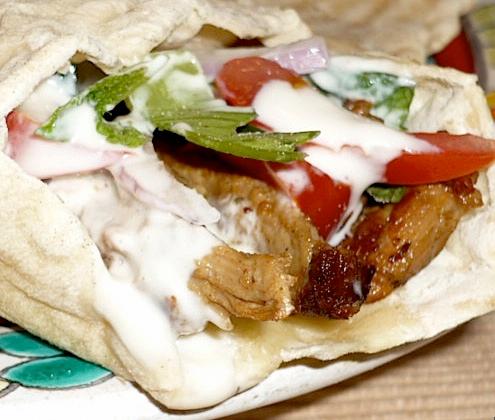 Sandwich au chawarma roulé dans son pain libanais cuit à la plancha - Photo par la francesa aux fourneaux
