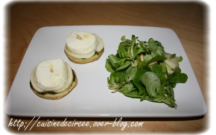 Tarte fine au chèvre et Granny Smith et sa salade de mâche aux pignons - Photo par Circée