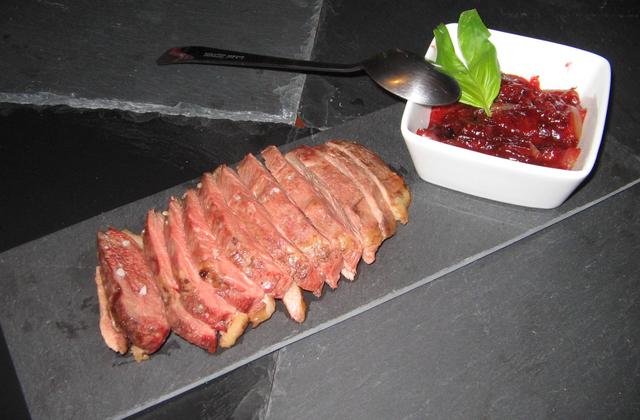 Magret de canard à la fleur de sel et sa compotée de gariguettes au basilic - Photo par birouc