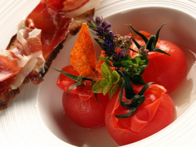 Tomate à la tomate et origan, eau de tomate et tartine de bellota - Photo par 750g